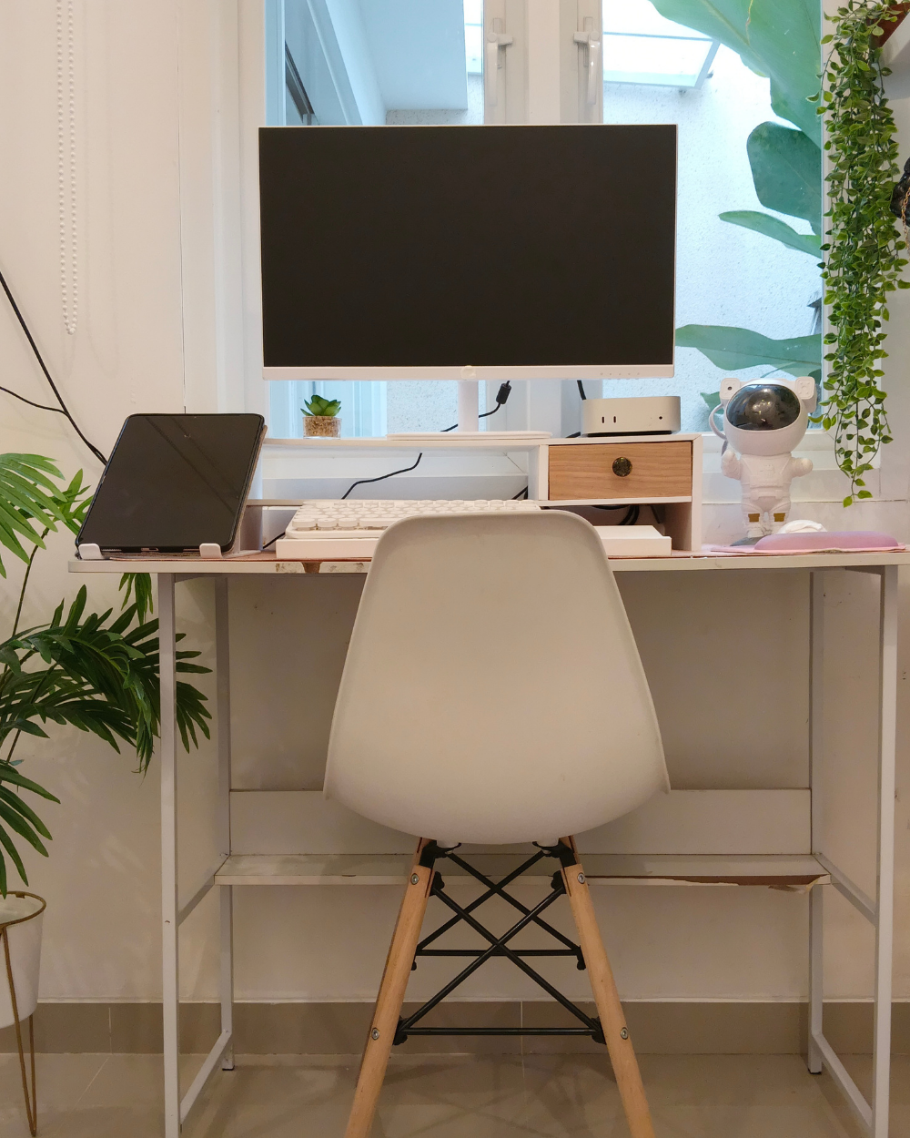 Corner office setup in an unused corner