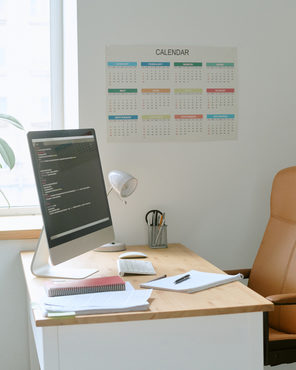 Complete guide to organizing a small desk
